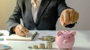 How much is an accountant? An accountant with a piggybank
